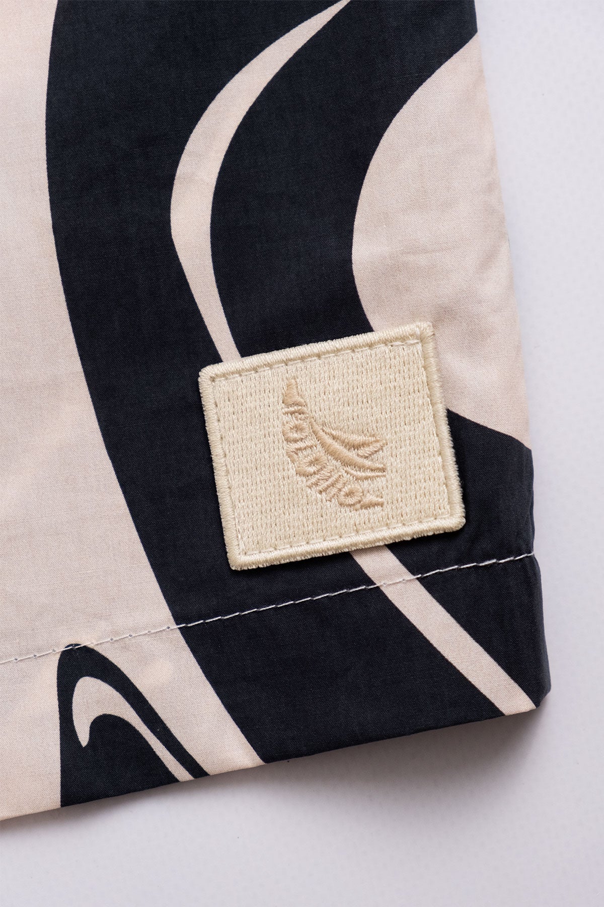 Camisa Convertible Collar Boxy Marble Black - Polonio Uruguay