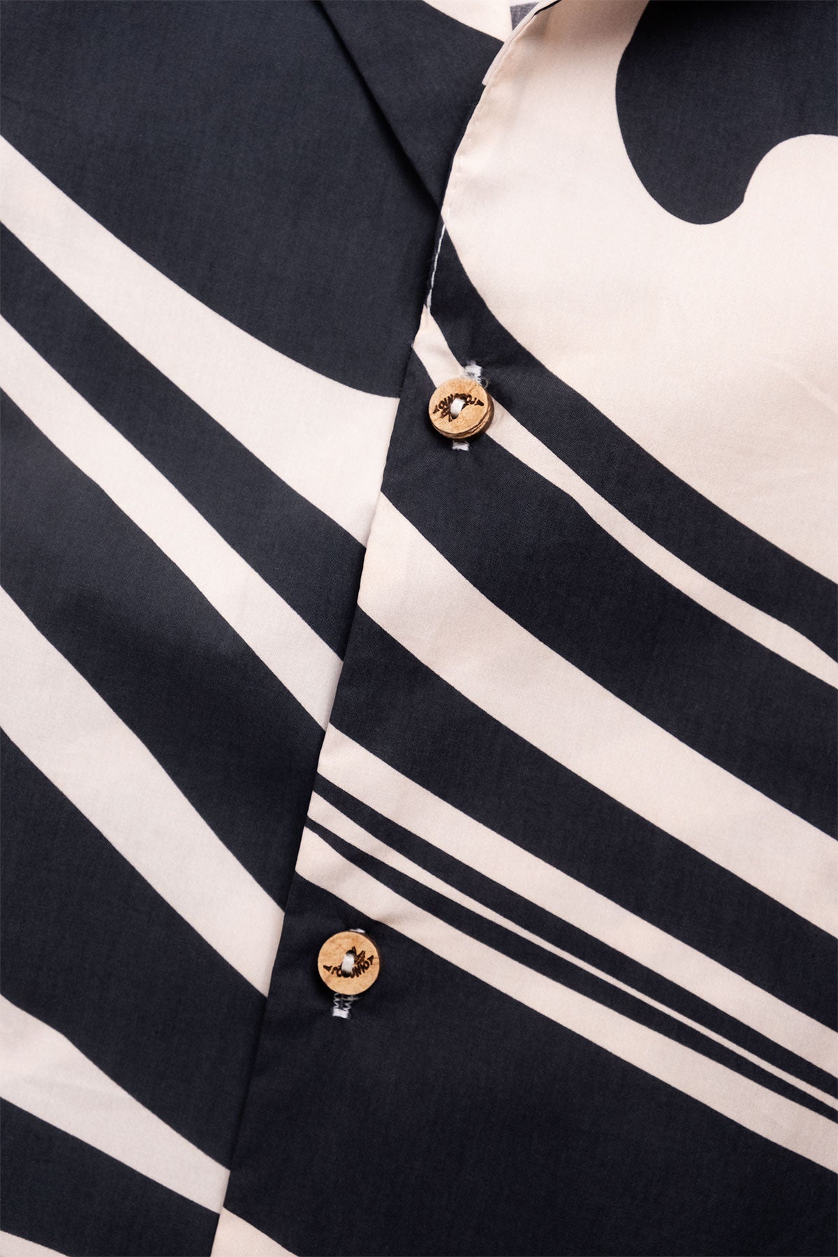 Camisa Convertible Collar Boxy Marble Black - Polonio Uruguay